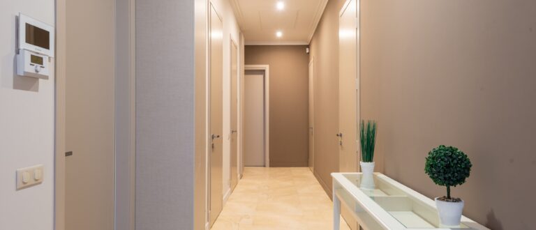 Elegancia y eficiencia en la iluminación de pasillos y recibidores con luces LED