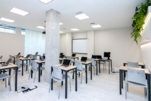 sala iluminada con luz neutral