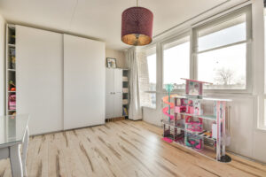 Habitación con lámpara infantil.